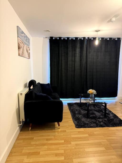 Two Bedrooms Flat In Stratford ロンドン エクステリア 写真